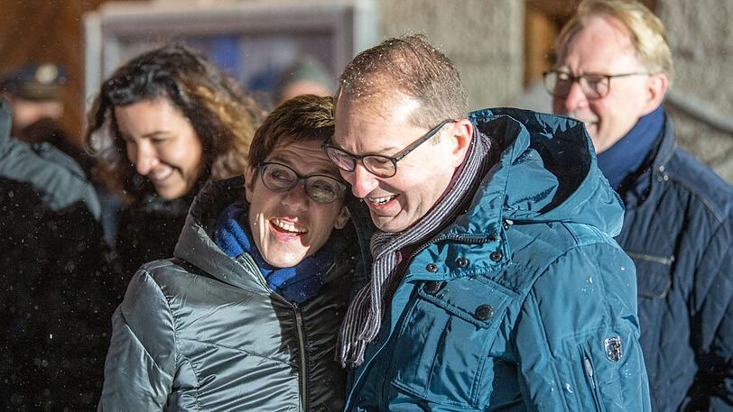 Annegret Kramp-Karrenbauer wird bei der Winterklausur in Seeon von Alexander Dobrindt empfangen.