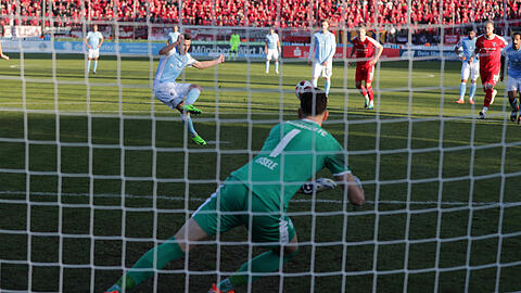 Diesmal sitzt der Elfmeter: Phillipp Steinhart donnert den Ball ins Tor.