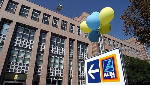 Discounter wie Aldi haben wegen ihrer Billigprodukte inzwischen einen Marktanteil von 40 Prozent im Lebensmitteleinzelhandel. Discounter wie Aldi haben wegen ihrer Billigprodukte inzwischen einen Marktanteil von 40 Prozent im Lebensmitteleinzelhandel.