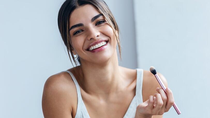 Make-up-Schwämmchen und -Pinsel zu reinigen, gelingt einfacher als gedacht.