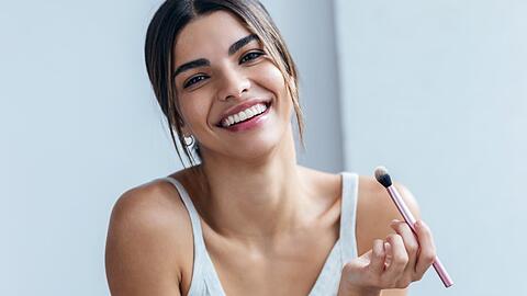 Make-up-Schwämmchen und -Pinsel zu reinigen, gelingt einfacher als gedacht.