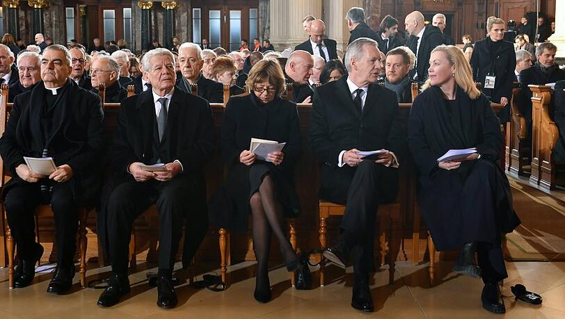 In der ersten Reihe saßen die früheren Bundespräsidenten Joachim Gauck und Christian Wulff nebst Partnerinnen.