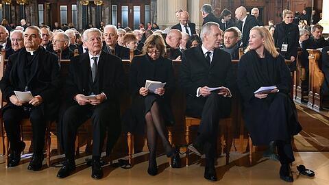 In der ersten Reihe saßen die früheren Bundespräsidenten Joachim Gauck und Christian Wulff nebst Partnerinnen.
