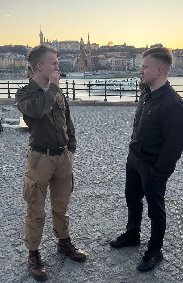 Das Zusammentreffen in Budapest: Tim Schulz spricht mit dem Aush&auml;ngeschild der Jungen Nationalisten, Lois Wagner.
