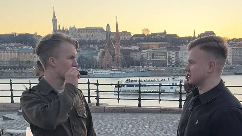 Das Zusammentreffen in Budapest: Tim Schulz spricht mit dem Aush&auml;ngeschild der Jungen Nationalisten, Lois Wagner.