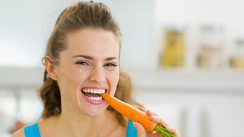 Auch gesundes Obst kann den Z&auml;hnen schaden. F&uuml;r die Bakterien im Mund spielt es keine Rolle, ob der Zucker aus Haushaltszucker oder Fructose stammt. Jede Zuckerart wird in S&auml;ure umgewandelt. Diese greift den Zahnschmelz an und entzieht ihm wichtige Mineralien. Das schw&auml;cht die Schutzschicht. Die Folge: Karies kann sich im angegriffenen Schmelz festsetzen.