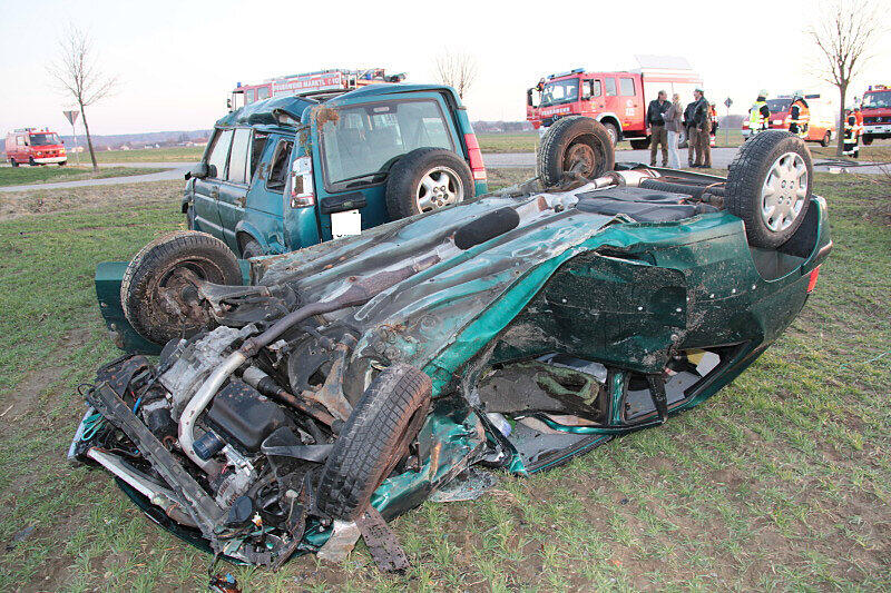 Schwerer Unfall bei Haiming: Der Fahrer des Peugeots wurde schwer verletzt von der Feuerwehr aus dem Wrack geborgen.