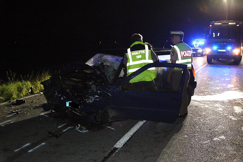 Bei Warngau ist ein Autofahrer bei einem heftigen Frontalcrash ums Leben gekommen. Der Mann wollte überholen und rauschte dabei mit einem anderen Wagen auf der Gegenfahrbahn zusammen.