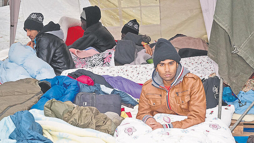Trockener Hungerstreik: Seit Samstag harren 33 Männer und eine Frau in zwei Pavillons am Sendlinger Tor aus, seit gestern trinken sie nichts mehr. Trockener Hungerstreik: Seit Samstag harren 33 Männer und eine Frau in zwei Pavillons am Sendlinger Tor aus, seit gestern trinken sie nichts mehr.