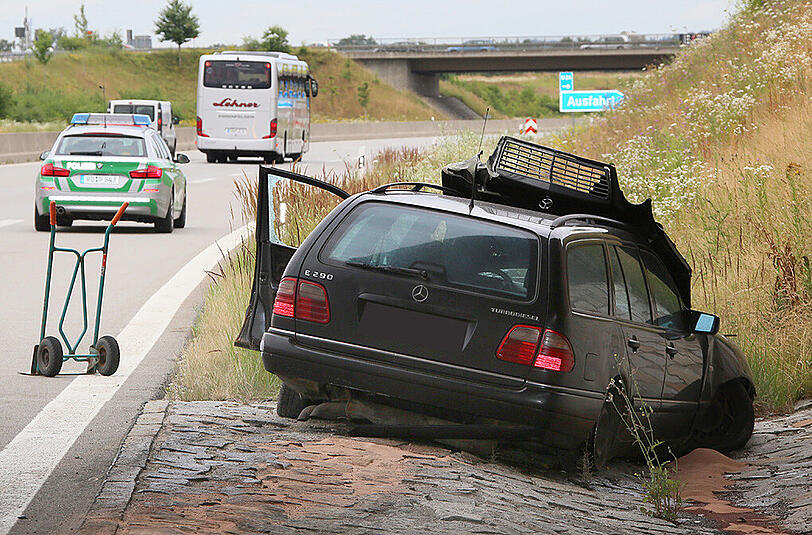 Der Mercedes-Fahrer fuhr auf der A94 mit überhöhter Geschwindigkeit in einen Fahrbahnteiler. Er wurde mit schweren Verletzungen in ein Krankenhaus gebracht.