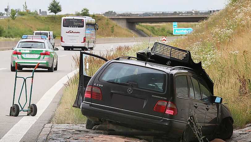 Der Mercedes-Fahrer fuhr auf der A94 mit überhöhter Geschwindigkeit in einen Fahrbahnteiler. Er wurde mit schweren Verletzungen in ein Krankenhaus gebracht. Der Mercedes-Fahrer fuhr auf der A94 mit überhöhter Geschwindigkeit in einen Fahrbahnteiler. Er wurde mit schweren Verletzungen in ein Krankenhaus gebracht.
