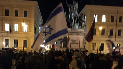 Israel-Flaggen bei Pegida: Die CSU vermutet Voksverhetzung.