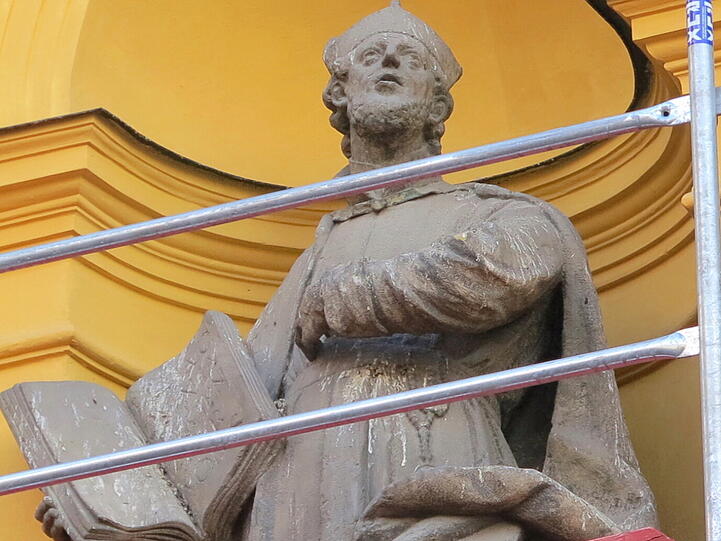 Seit Kurzem umspannt ein Grüst die Theatinerkirche am Odeonsplatz. Die Bilder.