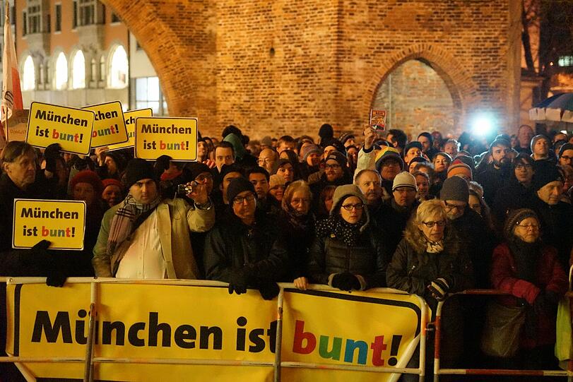 Münchner zeigen Flagge gegen Fremdenhass. Die Muegida bricht die Demonstration bereits am Oberanger ab. Die Bilder.