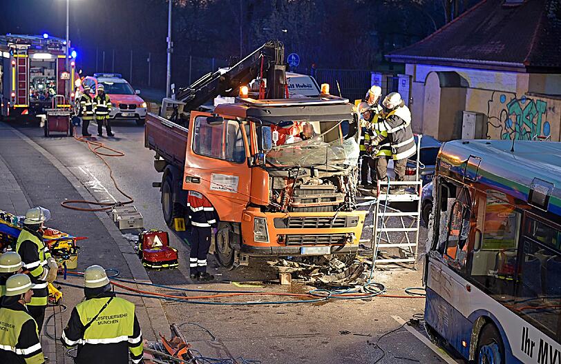 Schwerer Unfall in der Planeggstraße: Ein MVV-Bus und ein Lkw sind frontal zusammengekracht. Der Lkw-Fahrer musste aus seinem Fahrzeug geschnitten werden.