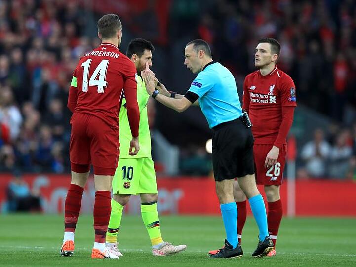 Schiedsrichter Cuneyt Cakir ermahnt Lionel Messi (2.v.l.).