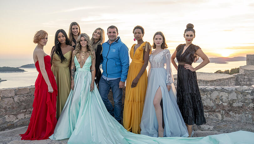 Der Chef des Tourismusverbands Hvar, Petar Razovic, brachte den sechs
Influencerinnen höchstpersönlich die Abendkleider zum Shooting Der Chef des Tourismusverbands Hvar, Petar Razovic, brachte den sechs
Influencerinnen höchstpersönlich die Abendkleider zum Shooting