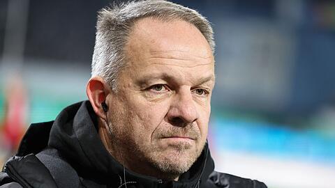Alexander Zorniger steht vor Spielbeginn auf dem Platz.
