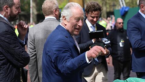 König Charles III. begrüßt nur einen Tag vor seiner Krönung Royal-Fans.