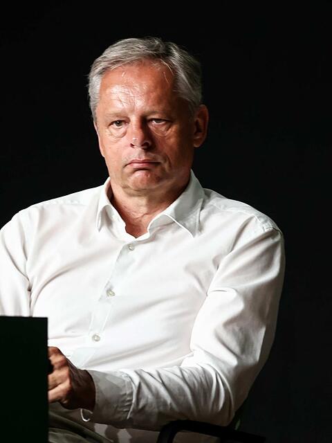 Die L&ouml;wen um Gesch&auml;ftsf&uuml;hrer Thomas Probst t&uuml;fteln an der neuen Saison - und haben ein Sondertrikot.