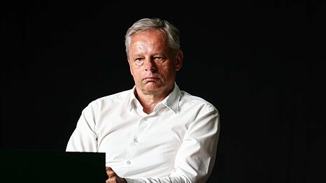 Die L&ouml;wen um Gesch&auml;ftsf&uuml;hrer Thomas Probst t&uuml;fteln an der neuen Saison - und haben ein Sondertrikot.