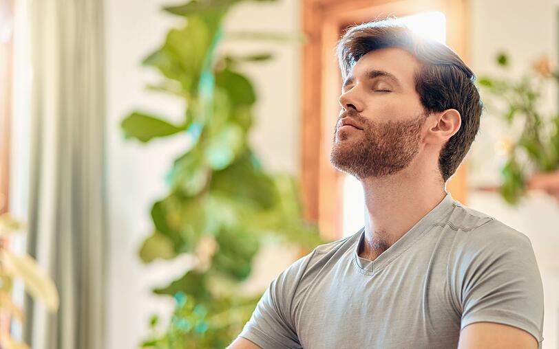 Ein wichtiger Aspekt beim Gesichts-Workout liegt wie beim traditionellen Yoga auf dem Atem. Nach jedem Training sollte eine Entspannungseinheit das Ganze ausklingen lassen. Ein wichtiger Aspekt beim Gesichts-Workout liegt wie beim traditionellen Yoga auf dem Atem. Nach jedem Training sollte eine Entspannungseinheit das Ganze ausklingen lassen.