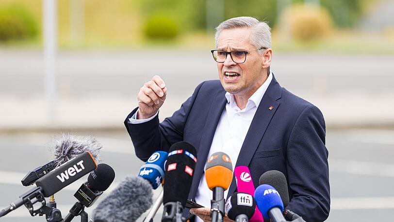 IG-Metall-Bezirkschef Gröger hält die Pläne des VW-Vorstands für überzogen. (Archivbild) IG-Metall-Bezirkschef Gröger hält die Pläne des VW-Vorstands für überzogen. (Archivbild)