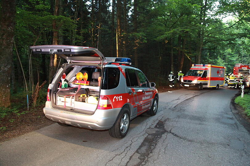 Bei einem schweren Verkehrsunfall sind am Sonntag vier Männer schwer verletzt worden. Die Unfallursache ist noch ungeklärt. Der Fahrer des BMW war von der Straße abgekommen und in eine Baumgruppe gerast - die Bilder des Unfalls.