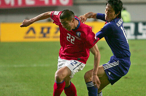 Mu Kanazaki (r.) in einem Spiel Japans gegen Südkorea. Links im Bild: Cha Du-Ri
