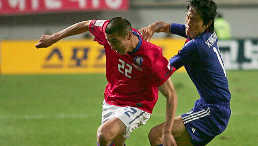 Mu Kanazaki (r.) in einem Spiel Japans gegen Südkorea. Links im Bild: Cha Du-Ri Mu Kanazaki (r.) in einem Spiel Japans gegen Südkorea. Links im Bild: Cha Du-Ri