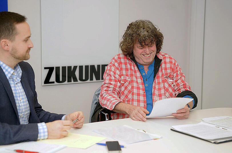 Helmut Kirmaier (re.) im Gespräch mit AZ-Reporter Marc Merten.