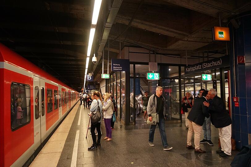 Am Stachus steigen täglich rund 78 000 S-Bahnfahrer um. Ob&rsquo;s ihnen dort gefällt?	Fotos: Daniel von Loeper