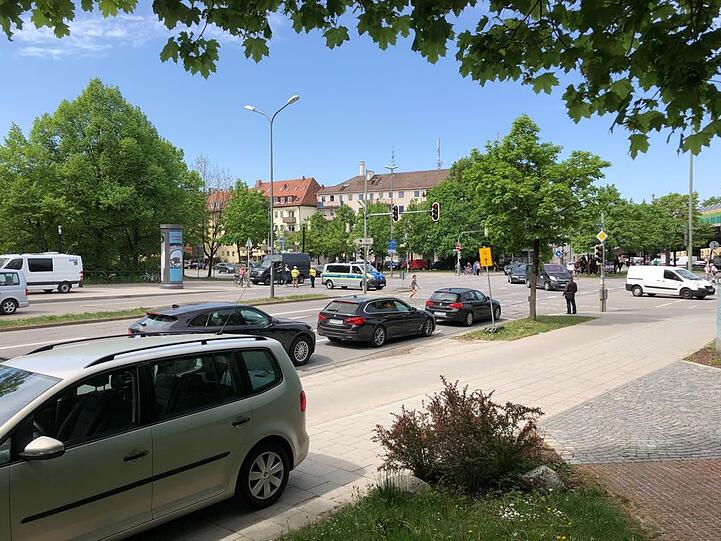 Erste kleinere Verkehrsbehinderungen am Candidberg.