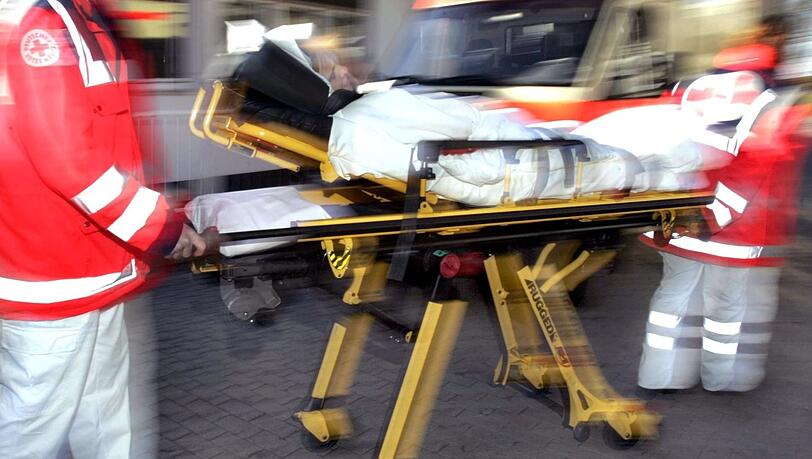 Ein Sanitäter bringt einen Patienten zum Rettungswagen. (Symbolbild) Ein Sanitäter bringt einen Patienten zum Rettungswagen. (Symbolbild)