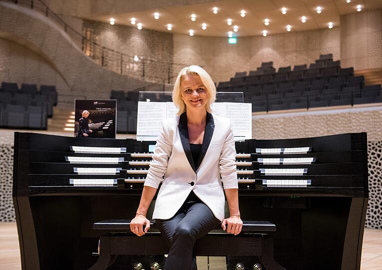 Iveta Apkalna an der Orgel der Hamburger Elbphilharmonie.