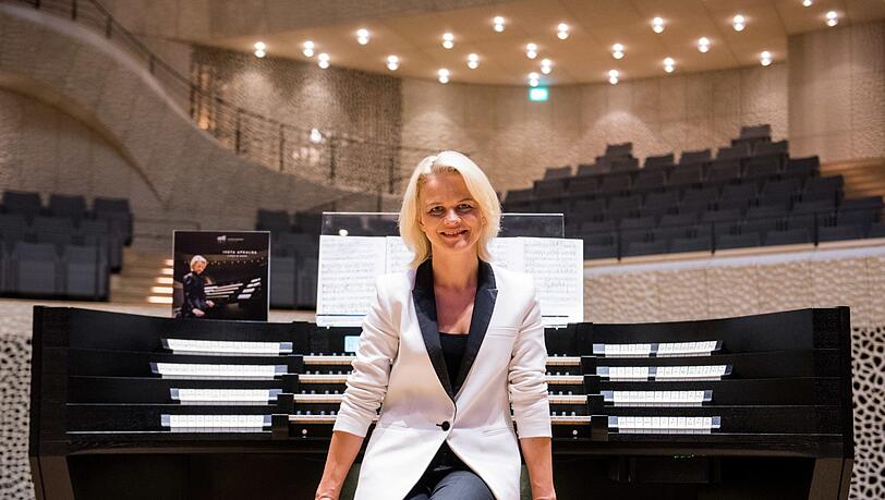 Iveta Apkalna an der Orgel der Hamburger Elbphilharmonie. Iveta Apkalna an der Orgel der Hamburger Elbphilharmonie.