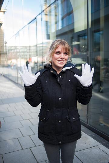 Franziska (21) hat sich Handschuhe verkauft und weiß noch nicht genau, was sie damit anstellen möchte - vielleicht Pantomime. Kosten: 1 €