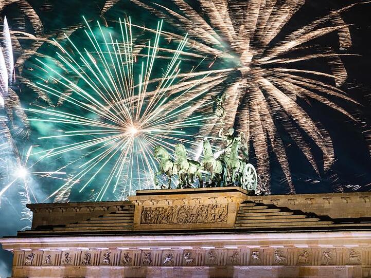 2020 ist da: Feuerwerk über dem Brandenburger Tor in Berlin.