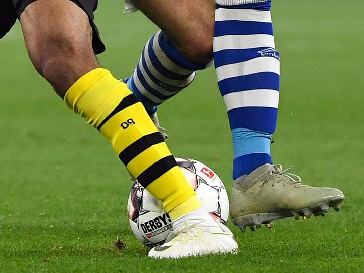 Der Ball rollt wieder in der Bundesliga: Auch im Derby zwischen dem BVB und Schalke.