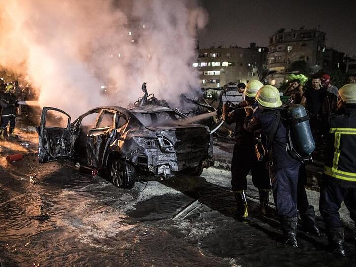 Feuerwehrmänner beim Einsatz nahe des Krebsforschungsinstituts in Kairo.