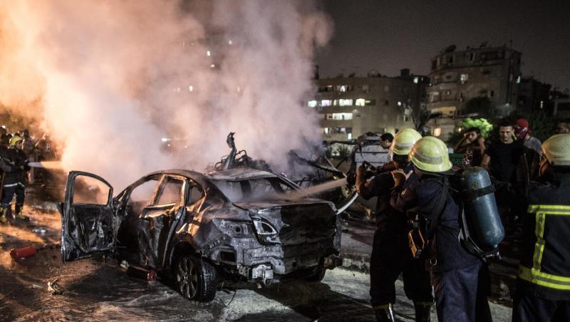 Feuerwehrmänner beim Einsatz nahe des Krebsforschungsinstituts in Kairo. Feuerwehrmänner beim Einsatz nahe des Krebsforschungsinstituts in Kairo.