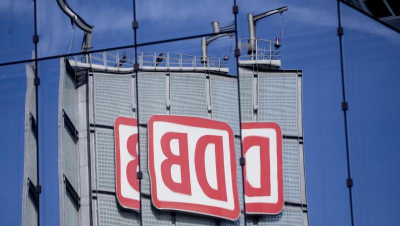 Das Logo der Deutschen Bahn AG spiegelt sich in Berlin in einer Gebäudefassade. Das Logo der Deutschen Bahn AG spiegelt sich in Berlin in einer Gebäudefassade.