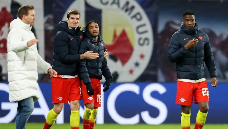 RB-Trainer Julian Nagelsmann (l) durfte sich mit seinen Spielern über einen Sieg gegen Leverkusen freuen.