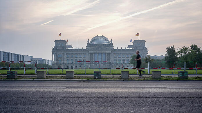 Nancy Faeser bleibt Innenministerin und führt zugleich die SPD in den Landtagswahlkampf in Hessen. Statt unaufrichtiger Kritik könnt man auch ruhig Faesers Mut loben, findet der AZ-Korrespondent.