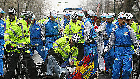 Olympische Fackelwächter in London. Adidas-Anzug als Dienstkleidung.