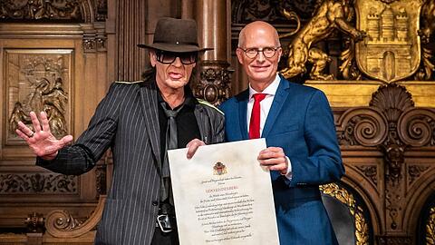 Bürgermeister Peter Tschentscher übergibt die Ehrenbürgerurkunde der Stadt Hamburg an Udo Lindenberg.