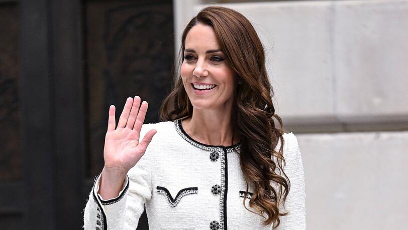 Prinzessin Kate vor der National Portrait Gallery in London. Mit ihren langen Haaren verdeckt sie eine Narbe über ihrem linken Ohr.