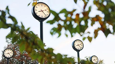 Die Zeitumstellung von Sommer- auf Winterzeit erfolgt 2025 in der Nacht zum 26. Oktober. (Archivbild)