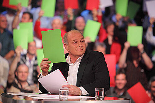 Alles auf grün, alles auf Wolfsburg: Bayern-Manager Uli Hoeneß bei einer Publikumsabstimmung während des ZDF-Sportstudios.