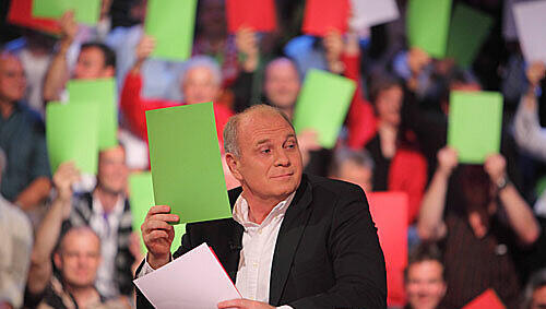 Alles auf grün, alles auf Wolfsburg: Bayern-Manager Uli Hoeneß bei einer Publikumsabstimmung während des ZDF-Sportstudios. Alles auf grün, alles auf Wolfsburg: Bayern-Manager Uli Hoeneß bei einer Publikumsabstimmung während des ZDF-Sportstudios.